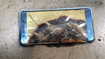 Siapa yang dapat melupakan kontroversi Samsung Galaxy Note 7. Setelah mendapatkan ulasan positif dari berbagai media, beberapa pengguna melaporkan smartphone ini meledak atau terbakar. Samsung pun harus menarik 2,5 juta unit Note 7 dari pengguna dan menghentikan produksi hanya beberapa bulan setelah rilis. (Foto: Digital Spy)