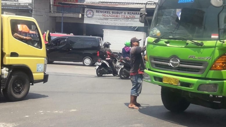 Aksi Preman Pungli di Bekasi Ini Dikeluhkan Sopir Truk