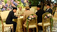 Seusai ijab kabul, Jokowi membubuhkan tanda tangan sebagai tanda sahnya pernikahan Dimaz dan Riana. (Foto: dok. Bambang Soesatyo)