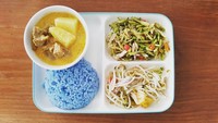 Rima diketahui gemar olahraga pound fit. Ia mengimbanginya dengan pola makan sehat. Menu makan siangnya ada Lemak Daging, Tumis Bunga Pepaya, Tumis Tauge dan Nasi Kerabu Biru. Foto: Instagram rimamelati