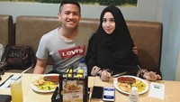 Baik Syarif maupun istrinya, keduanya terlihat hobi kulineran. Berbagai makanan pernah mereka nikmati berdua. Saat ini keduanya menikmati steak. Terlihat seperti masih pacaran ya. Foto: Instagram @syrfxvii
