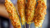 Camilan ini namanya telung taichan alias telur gulung sambal taichan. Ya, telur gulung ini disajikan dengan sambal sate taichan yang super pedas. Cocok buat pecinta pedas. Foto : instagram @ericekos