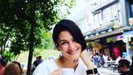 10 Potret Cantik Rima Melati Adams Saat Ngopi dan Makan Sehat