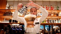 Seorang karyawan menyiapkan kopi di dalam Starbucks Roastery flagship baru di pusat kota Milan, Italia, 4 September 2018. Stefano Rellandini/Reuters.