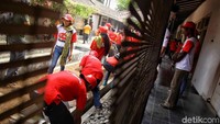 Aksi bersih-bersih itu bertepatan dengan peluncuran rumah aspirasi oleh Tim Kampanye Nasional (TKN) Joko Widodo-Maruf Amin.