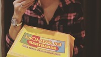 Martabak manis yang legit dan hangat, menjadi camilan Meggy di malam hari. Wah, tidak takut gemuk ya? Foto: Instagram @meggydiaz25