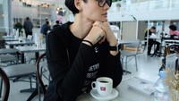 Bukti lain kalau Rima doyan ngopi. While waiting for...someone? tulisnya. Foto: Instagram rimamelati