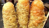 Isinya cilok tapi luarnya telur gulung. Jajanan SD ini memang nggak pernah gagal menggoda selera. Apalagi harganya murah meriah. Foto : instagram @indofoodlover