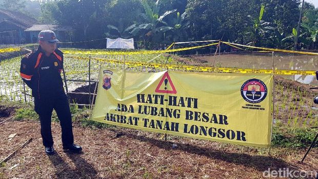 Warga Berdatangan, Polisi Pasang Peringatan di Lubang Misterius