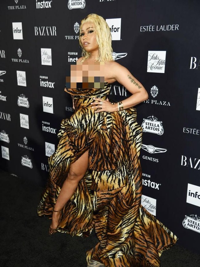 Terakhir, keduanya bertemu di acara Harpers Bazaar ICONS di The Plaza Hotel, New York City, AS, Jumat (7/9/2018), yang digelar dalam rangkaian New York Fashion Week. Pertemuan itulah yang berujung adu fisik antar rapper tersebut. Nicki menunjukkan batang hidungnya dalam balutan gaun strapless dengan rok bertumpuk nan dramatis karya Alexander Vauthier. (Foto: Getty Images)