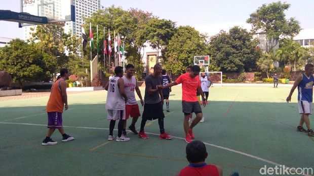 Gaya Erick Thohir Olahraga-Sandiaga Main Basket
