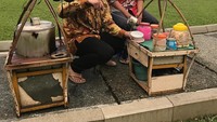  Pulang malu, nggak pulang rindu kata Syarif. Wah ia lagi bergaya jadi penjual sekoteng nih. Tapi keren karena jualannya di Istana Bogor. Foto: Instagram @syrfxvii