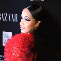 Statement necklace yang menggantung dari lehernya turut menyempurnakan gaya Cardi. Ia juga memaksimalkan penampilannya dengan hair-do bervolume. Foto: Getty Images