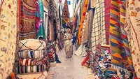Selain tereknal dengan corak khasnya, Maroko juga dikenal dengan perpaduan mode kotemporer Perancis dan Marokonya yang khas. Mereka punya kawasan Sidi Chanem, zona industri di pinggiran kota yang dipenuhi tektil lokal, Eropa, dan kain-kain dari Mauritania. Pokoknya kawasan ini sangat berwarna dan penuh gaya! (Visit Morocco)