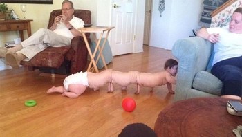 Hebatnya bayi ini, bisa meniru bentuk dari kaki seribu. Foto: via Boredpanda