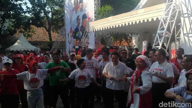 Gaya Erick Thohir Olahraga-Sandiaga Main Basket