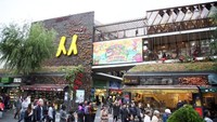 Gangnam di Seoul, Korea Selatan memang dikenal dengan belanja dan trendinya. Beragam T-shirt, aksesoris, Hanbok berwarna cerah, perlengkapan olahraga, jaket kulit, dan pakaian hip hop banyak bisa ditemukan di sini. Datang saja ke kawasan Insadong Street ya. (visitseoul.net)