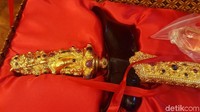 Foto: Keris ditaruh di semacam kotak dengan kain merah di bagian dalamnya. (Zunita-detikcom)