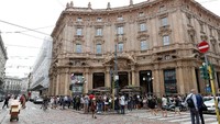 Pelanggan menunggu dalam antrean di pintu masuk Starbucks Reserve Roastery selama hari pembukaan di pusat kota Milan. Orang-orang yang antre di alun-alun pusat Cordusio tampaknya tidak terpengaruh oleh harga yang dianggap terlalu mahal oleh asosiasi konsumen Italia. Stefano Rellandini/Reuters.
