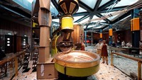 Gerai ini dihias dengan kuningan dan marmer, menawarkan harga kopi yang dua kali lebih mahal dibanding yang biasa dibeli orang Italia. Stefano Rellandini/Reuters.