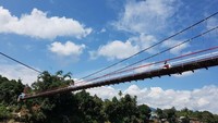 Jembatan gantung Tiong Ohang lama yang saat ini masih eksis. Istimewa/Dok. Kementerian PUPR.