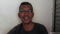 Rencana pernikahan Bripda Puput Nastiti Devi dengan Ahok, membuat senang keluarganya di Nganjuk. Tak terkecuali kolega ayah Puput, Teguh Sriyono. Kalau saya sebagai temannya Pak Teguh ya senanglah kalau teman saya memiliki menantu orang terpandang seperti Pak Ahok itu, kata Suyono (51). (Foto: Sugeng Harianto/detikcom)