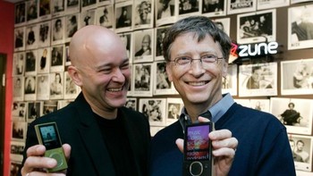 Microsoft ingin mengusik dominasi iPod di bisnis music player dengan merilis Zune pada tahun 2006. Sayangnya produk ini tidak sukses dan Microsoft menghentikan produksi Zune pada tahun 2012. (Foto: Business Insider)  