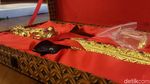 Foto: Keris Keemasan Prabowo untuk Djoko Santoso