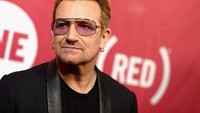 Bono, sang vokalis yang pernah didiagnosis mengidap glaukoma. (Foto: Getty Images) 