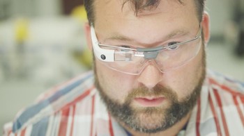 Saat pertama diumumkan, Google Glass terlihat seperti ide yang keren. Tapi dengan harga yang mahal (USD 1.500) dan kameranya yang dianggap melanggar privasi, produk kacamata pintar ini gagal melenggang di pasaran. (Foto: Wired)