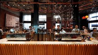 Kopi panggang terlihat di dalam gerai Starbucks Reserve Roastery baru di pusat kota Milan. Stefano Rellandini/Reuters.