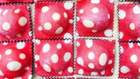 Linda membuat kreasi pasta bentuk unik dengan bahan dan pewarna alami. Yang satu ini motif polkadot merah putih yang mengingatkan akan karya Yayoi Kusama. Foto: Istimewa