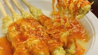 Telur gulung original adalah varian paling klasik sekaligus paling populer. Penjualnya marak mulai dari jajanan gerobakan hingga di kedai bagus. Dimakan pakai saus pasti makin mantap. Foto : Instagram @jajaninrupiah