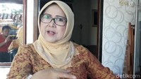 Sempat kaget keponakannya dikabarkan akan menikah dengan Ahok, keluarga Bripda Puput di Nganjuk, mengaku tak berharap banyak. Kalau saya pribadi tidak berharap banyak. Hanya ingin keponakan saya bahagia siapapun pilihan pendamping hidupnya kelak, ucap Watik (59) bibi Puput. (Foto: Sugeng Harianto/detikcom)