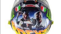 Desain yang selalu berbeda dimaksudkan untuk menyampaikan pesan kepada rossifumi (sebutan fans Valentino Rossi) saat berlaga di kandang sendiri. Foto: Pool (twitter/AGV)