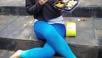 Rima hendak mencicip makanan sehat yang dikirimkan untuknya. Menunya soto ayam Ambengan dengan nasi cokelat, tahu tempe dan perkedel ubi. Foto: Instagram rimamelati