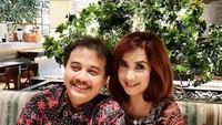 Begini nih kemesraan Ririen dan sang suami, saat merayakan ulang tahun Roy Suryo yang ke 50 bulan Juli lalu. Met Ultah dear @roysuryo88, tulis wanita yang dinikahi Roy Suryo pada 10 Desember 1994 itu dengan menyertakan emotikon cium dan love.  Foto: Instagram ririen_suryo