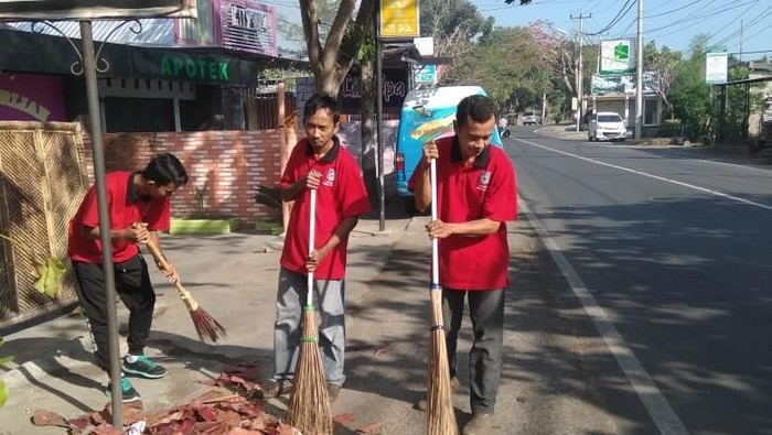 gotong-royong wisata pantai Senggigi