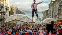 Moskow di Rusia juga punya pasar jalanan sampai ke mall besar bisa kamu kunjungi. Semuanya menawarkan barang-barang berkelas. Datang saja ke kawasan Red Square, plaza yang berada di alun-alun Kota Moscow. Red Square ini juga masuk ke dalam Warisan Budaya Unesco lho. (Russia Travel)