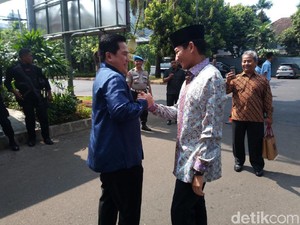 Papasan, Erick Thohir Berpelukan dengan Sandiaga Uno