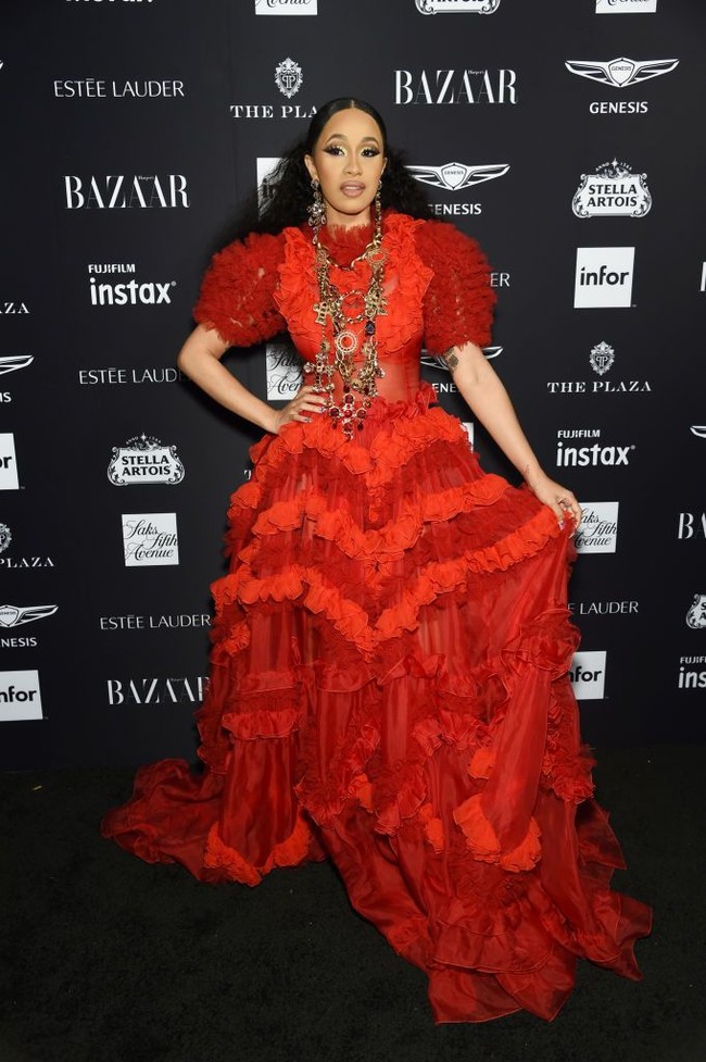 Sementara itu, Cardi B berbalut gaun merah bergaya Victorian dari Dolce & Gabbana. Berbahan lace, gaun tersebut menunjukkan sisi feminin rapper Bodak Yellow itu. Foto: Getty Images