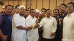 Foto: Keris Keemasan Prabowo untuk Djoko Santoso