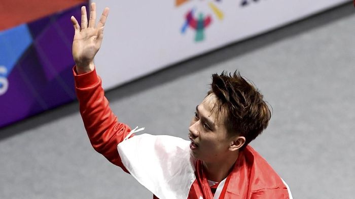 Peraih medali emas pebulu tangkis ganda putra Indonesia Kevin Sanjaya Sukamuljo (kiri)-Marcus Fernaldi Gideon (kanan) melambaikan tangan kepada penonton usai upacara penyerahan medali ganda putra Bulu Tangkis Asian Games ke-18 tahun 2018 di Istora Senayan, Jakarta, Selasa (28/8). ANTARA FOTO/INASGOC/Ismar Patrizki/tom/18.
