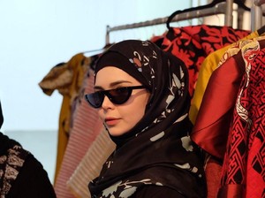 Desainer Indonesia Vivi Zubedi Eksis di New York Fashion Week Ke-3 Kalinya