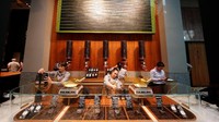 Seorang karyawan menyiapkan kopi di dalam tempat Starbucks Reserve Roastery baru di pusat kota Milan. Kafe ini memiliki roaster skala industri hijau dan menyajikan kopi yang dibuat hanya dengan biji Arabika berkualitas tinggi, sementara sebagian besar kafe Italia menggunakan perpaduan yang lebih murah. Stefano Rellandini/Reuters.