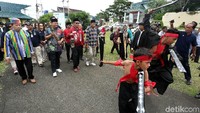 Pawai obor api Asian Para Games 2018 telah tiba di Kesultanan Ternate, Maluku Utara, Sabtu (8/9/20178). Para panitia disambut dengan tarian Cakalele yang melambangkan semangat para atlet Asian Para Games 2018.