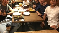 Meskipun tugasnya terkesan serius tapi Syarif termasuk sosok yang tidak kaku. Ia sering hangout bareng teman-temannya. Kali ini mereka terlihat tengah makan bersama di sebuah restoran. Foto: Instagram @syrfxvii