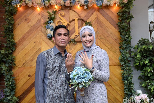 Shinta Bachir dan Idham Mase melangsungkan prosesi lamaran yang juga disaksikan oleh media pada pertengahan tahun 2018 ini. Namun tak lama setelah itu, ia memutuskan membatalkan pernikahan dengan anggota DPRD tersebut. Foto: Noel/detikHOT
