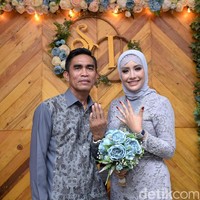 Shinta Bachir dan Idham Mase melangsungkan prosesi lamaran yang juga disaksikan oleh media pada pertengahan tahun 2018 ini. Namun tak lama setelah itu, ia memutuskan membatalkan pernikahan dengan anggota DPRD tersebut. Foto: Noel/detikHOT