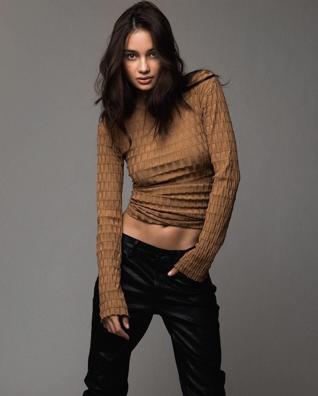 Di tahun ini, untuk pertamakalinya, Victorias Secret akan menampilkan model dari Asia Tenggara. Jika sebelumnya model Asia yang muncul di fashion show lebih banyak berparas oriental, kali ini model berdarah Filipina yang akan memberi penyegaran di runway tahunan mereka. Foto: Instagram/@kelseymerritt